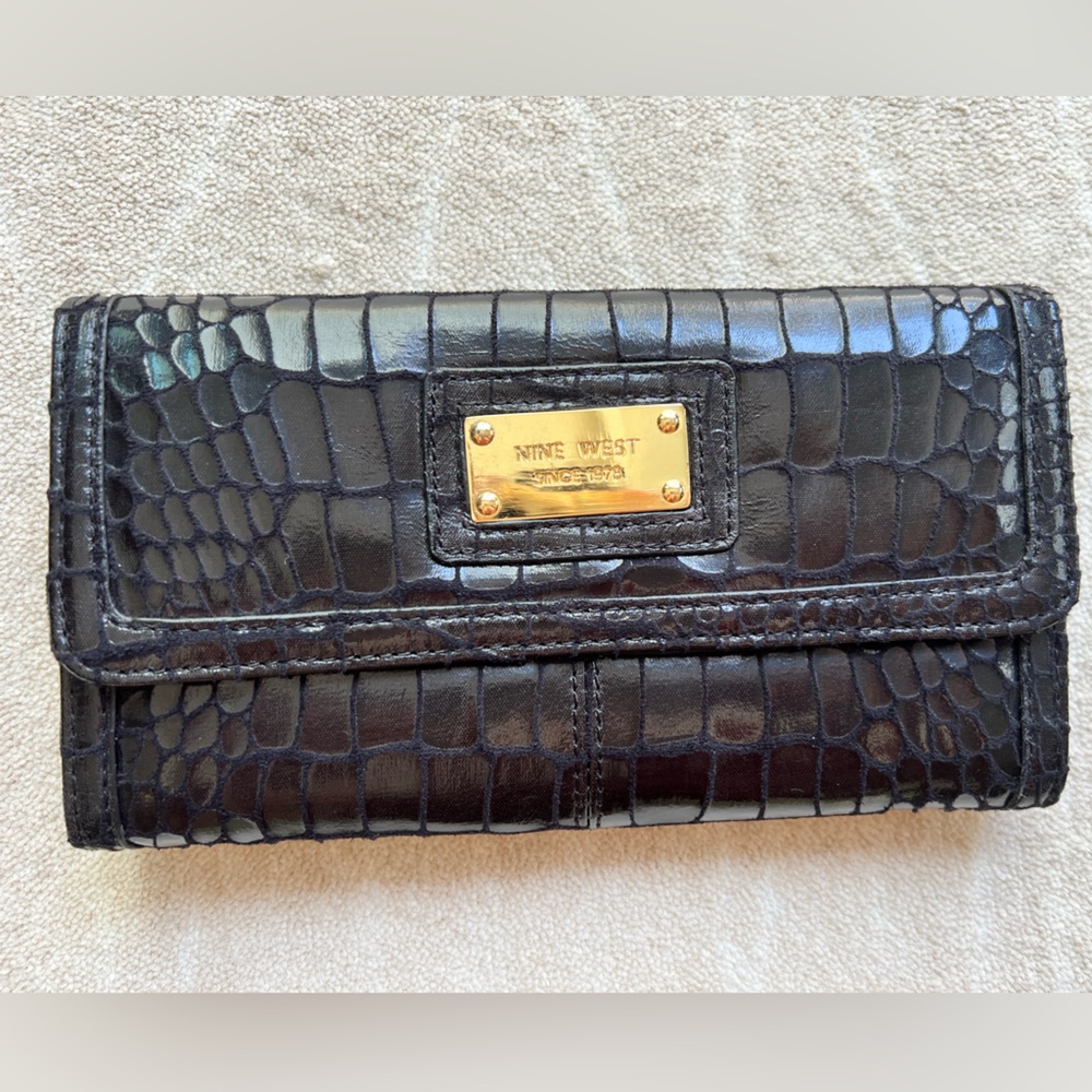 NWOT Nine West black crocodile skin texture Wallat